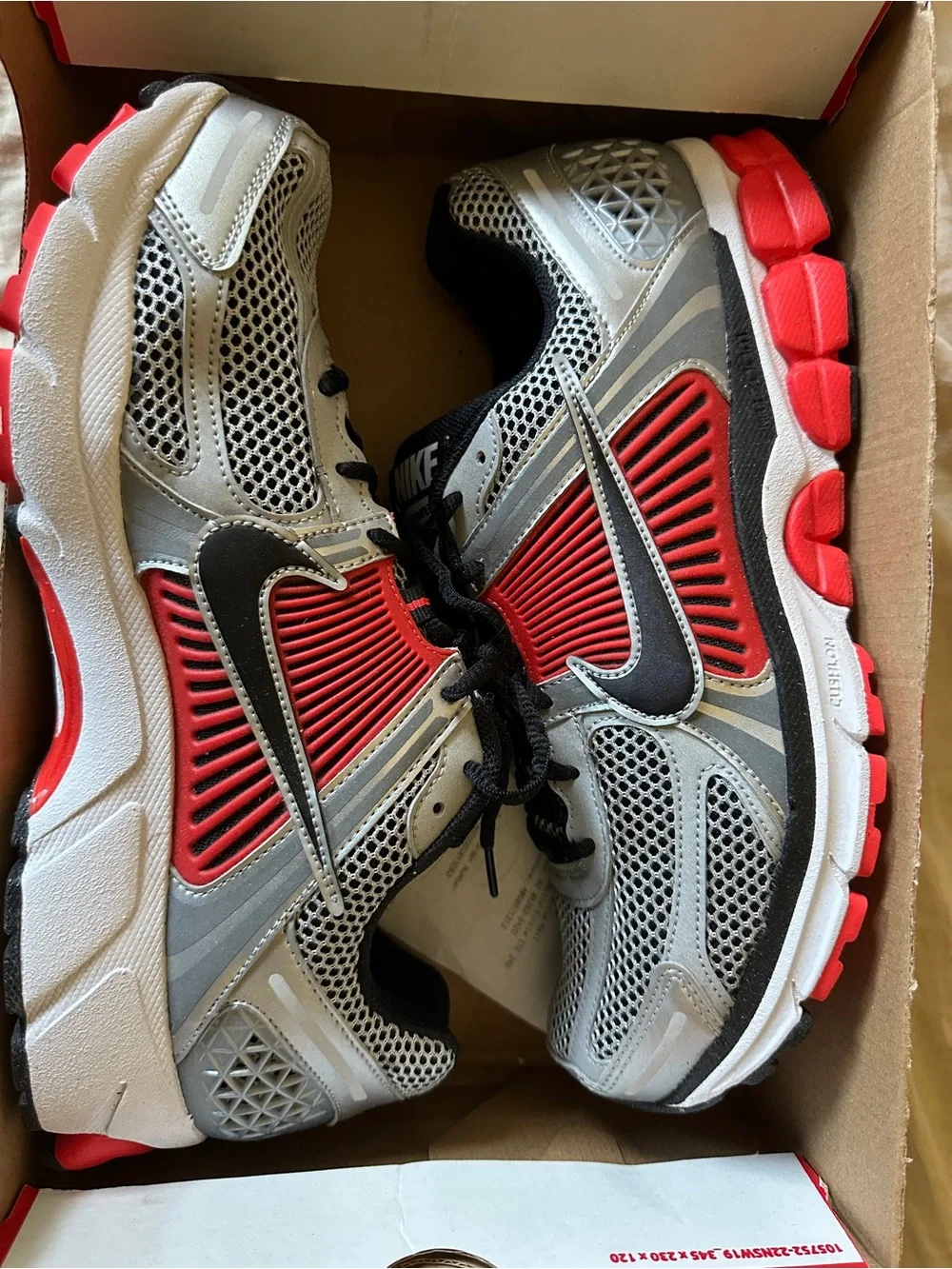 Nike Zoom Vomero 5 Men’s Running Shoes - Silver/ Metalic Red